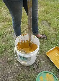 Fig.28 When lime is slaked and oxides are mixed, combine the two to create a colorful lime wash.